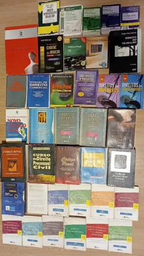 VENDO COLEÇÃO/VÁRIOS LIVROS DE DIREITO