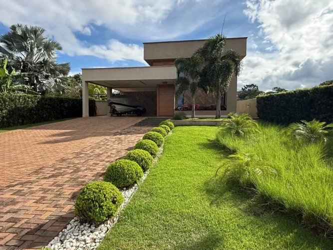 Imóvel para venda possui 590 metros quadrados com 4 quartos