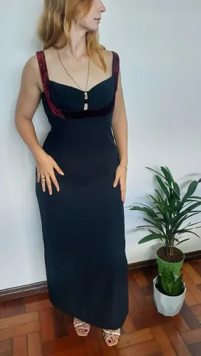 Vestido preto longo com detalhes em veludo bordô, bem acinturado e lindo