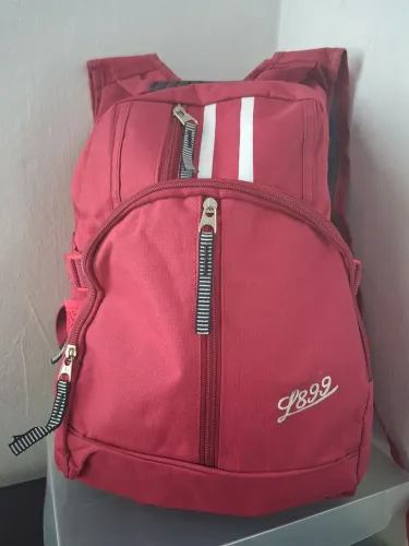 Mochila Esportiva Vermelha com duas Divisórias e alguns compartimentos