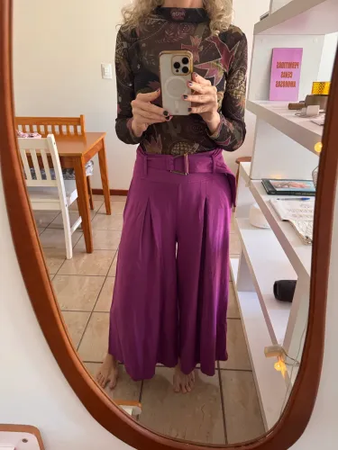Calça wide leg magenta com cinto embutido