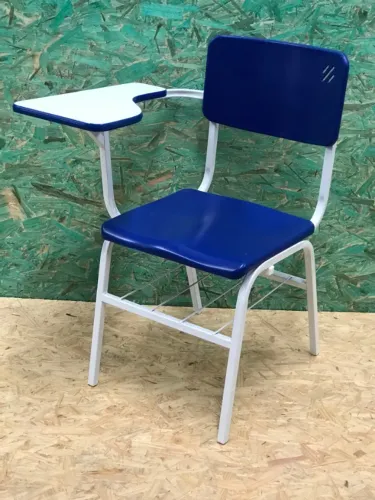 Cadeira Universitária Polipropileno - R$ 200,00