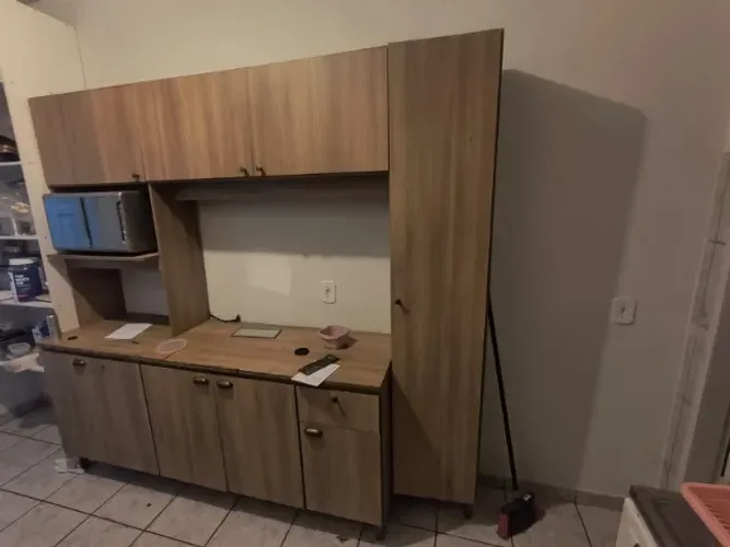 Armário de cozinha com pequenas avarias conforme fotos