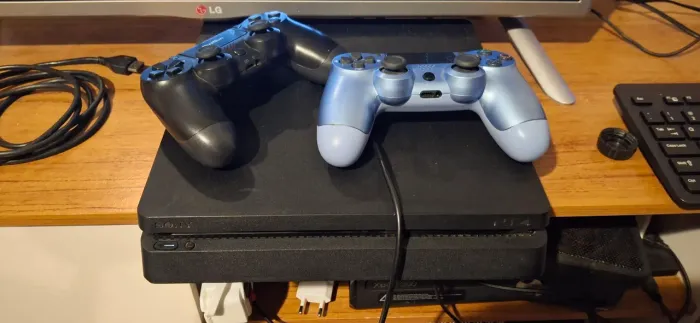 ? PS4 SLIM CUH-2200B - 1TB + 2 CONTROLES