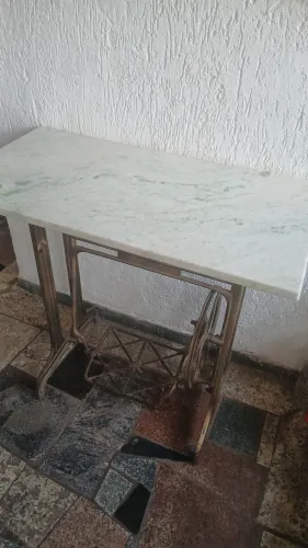 Aparador em Mármore Claro e Pé de Máquina de Costura de Ferro
