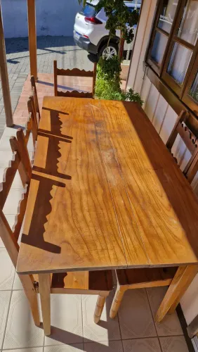 Mesa de madeira maciça