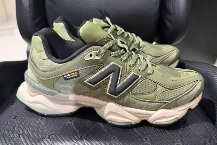 Lote de 4 tênis - 2 Newbalance 3060, 1 Ultraboost 20, e um Nimbus 28