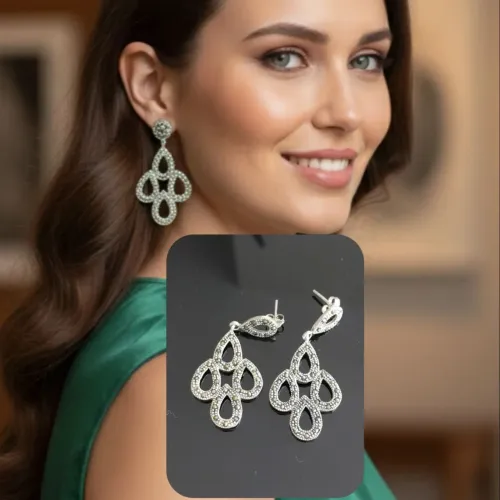 Brinco em prata com marcassita semijóia marcante cheia de detalhes.