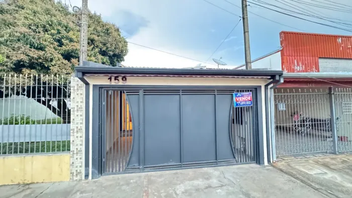 Casa à Venda no Bairro Valinhos, em Tatuí Excelente Localização Próxima à Igreja São Juda