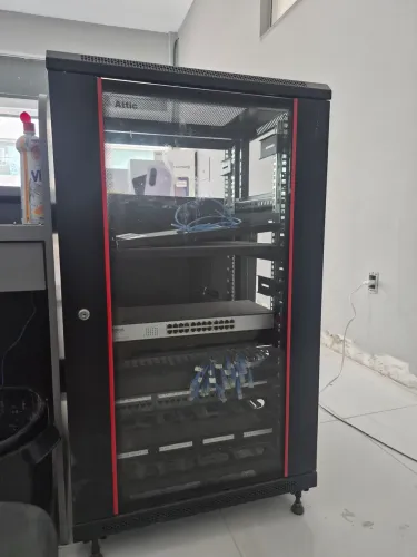 Rack attic servidor 24u com switch inteiras 24 portas
