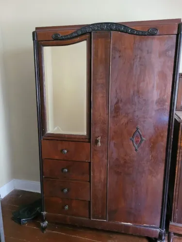 Antiguidade - Guarda-roupa de madeira maciça com gaveteiro e espelho - Década de 1920