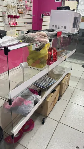 Balcão de vidro tipo comeia