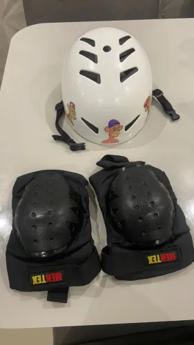 Kit Com Um Capacete e Duas Joelheiras
