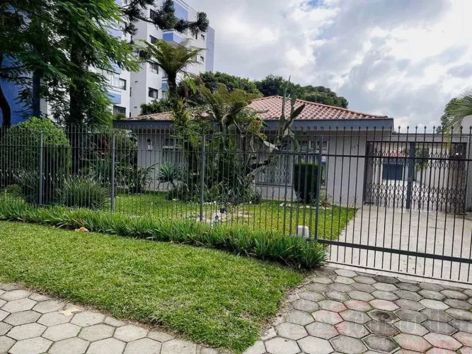 EXCELENTE CASA COMERCIAL NA VILA IZABEL.