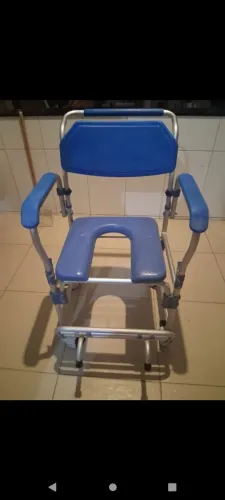 Cadeira de banho semi nova pouco usada