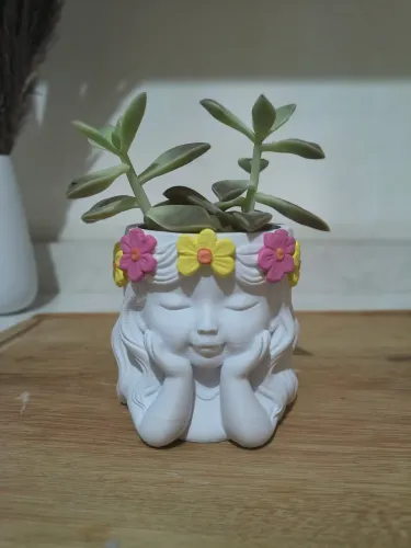 Cachepô de Menina com Flor