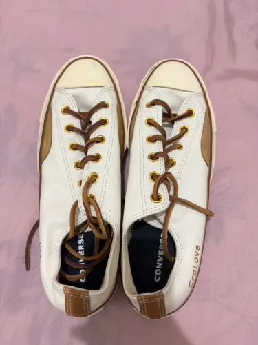 Converse couro branco e marrom com detalhes dourados
