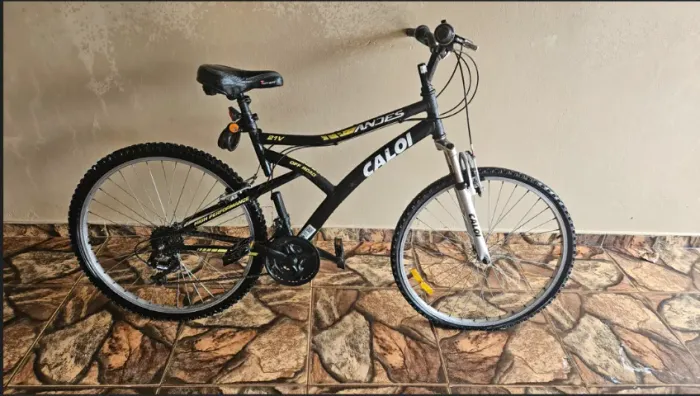 Bicicleta Caloi Andes aro 26 com 21 marchas e amortecedor dianteiro