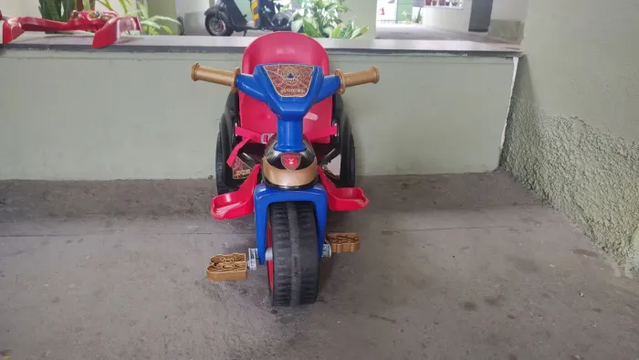 Triciclo infantil e cadeira