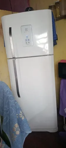 Vendo geladeira, conservada, a parte debaixo demora um pouco pra gelar!