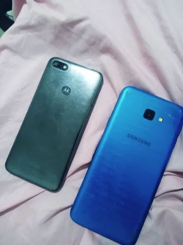 Dois celulares. moto e, j4 core