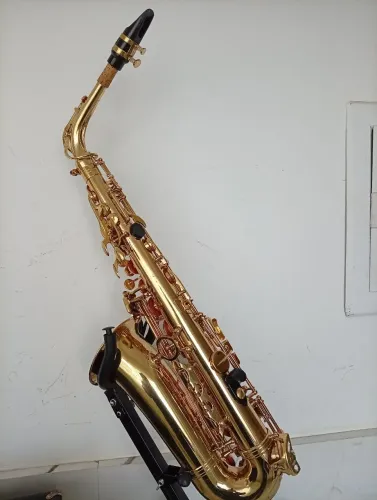 Saxofone Eagle série 700 com duas boquilhas e cortiça nova no tudel