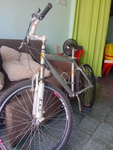 BICICLETA COM QUADRO DE ALUMÍNIO