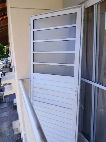 ? PORTA DE ALUMÍNIO BRANCA COM VIDRO FOSCO - 2,10 x 0,82 m