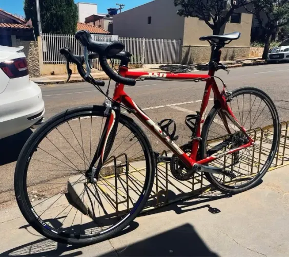 Bicicleta Speed Carbono e Almunio Tamanho L