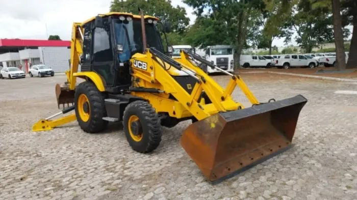 RETROESCAVADEIRA JCB 3CX 4X4 8,1T 2023 HORÍMETRO 3.076