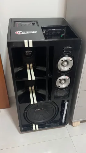 Caixa de som residencial com equipamentos automotivos