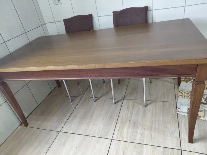 Mesa de madeira,semi nova pouco tempo de uso