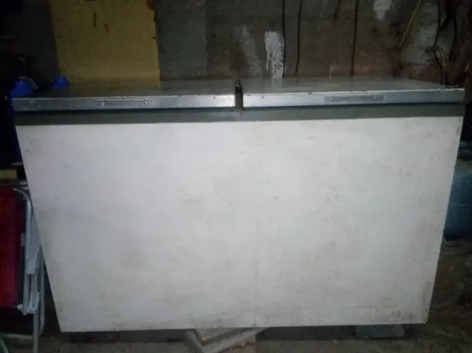 Vendo Freezer metal frio 420 litros .