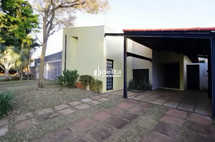 Casa comercial e residencial com 4 quartos sendo 2 suítes, disponível para locação no bair