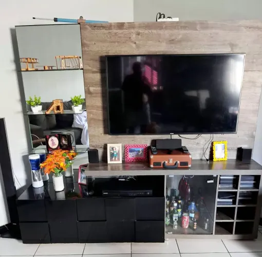 Painel com Rack para TV Grande - Moderno e Muito Conservado