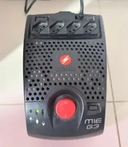 Estabilizador APC MIE G3 500 Va (funcionando normalmente)