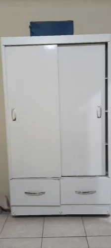 Doação guarda roupa com duas portas e duas gavetas.Precisa desmontar.