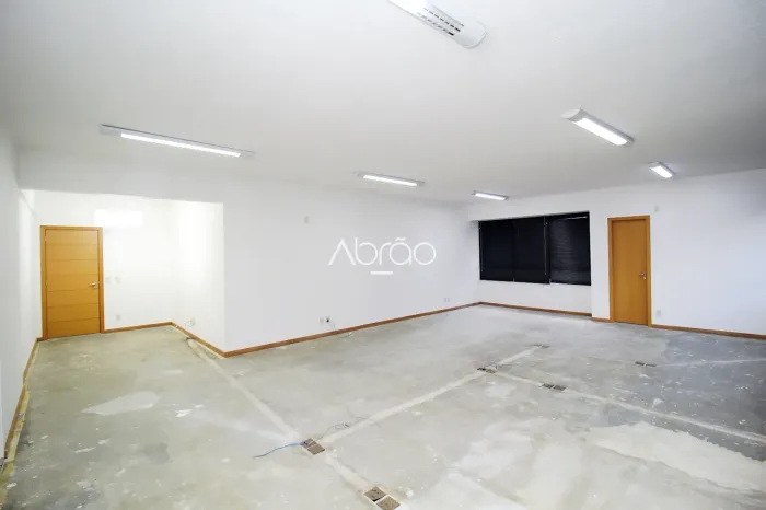 Sala Comercial para Alugar no Cabral  80 m² no Infinity Prime Offices na Av. Anita Garibal