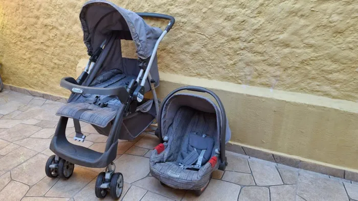 Carrinho de bebê + bebê conforto.
