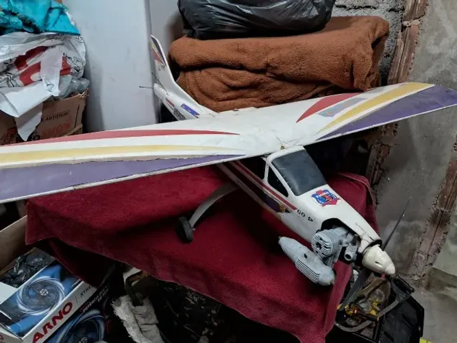Avião Aeromodelo com Motor (COM DEFEITO)