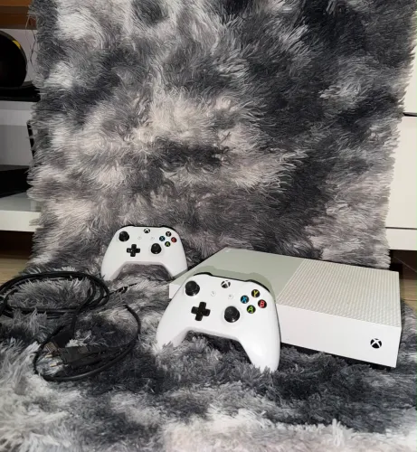 Xbox One S + 2 Controles Originais