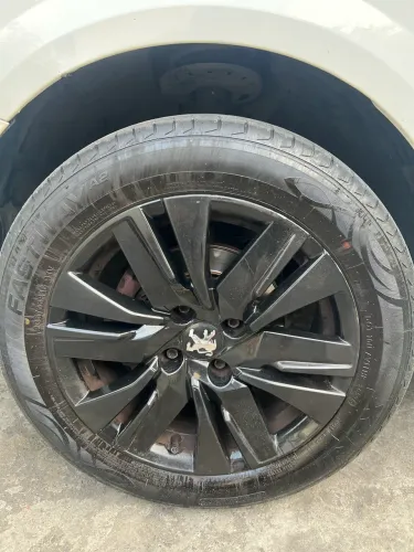 VENDO RODAO ORIGINAL + PNEUS BEM CONSERVADOS
