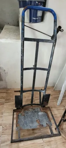 Carro de carga suporta até 150 kilos,está sem as rodas. Preço negociável 