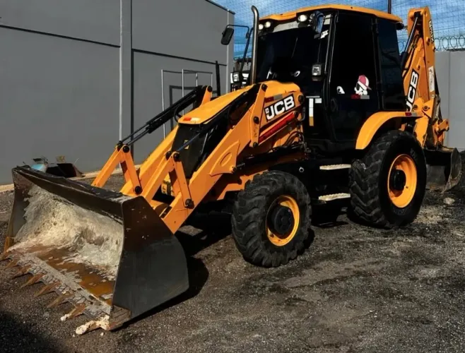 Retroescavadeira JCB 3CX 2021 -Sinal 50mil