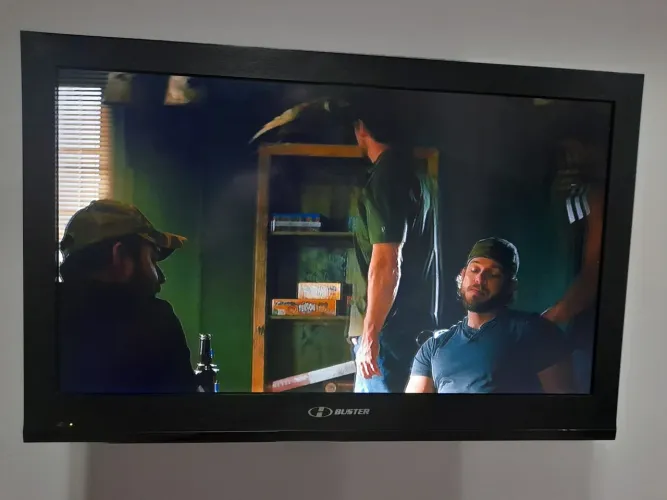 TV 32" LCD HBuster