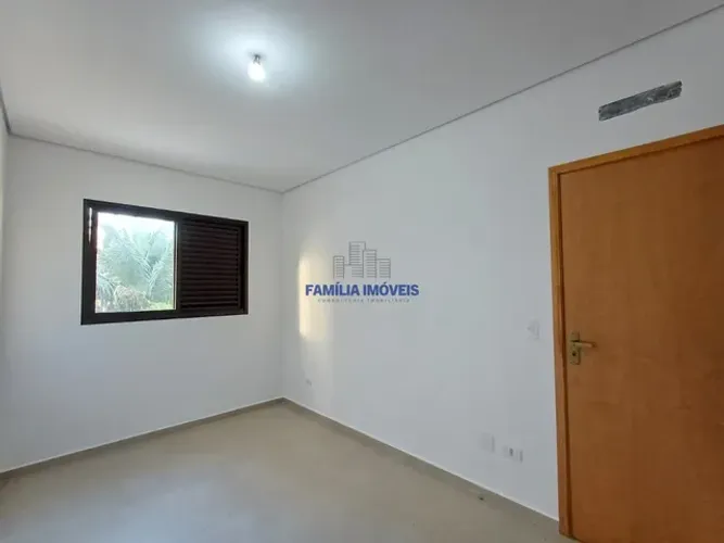Sobrado à venda com 2 quartos 2 suítes quintal em Santos-Aparecida