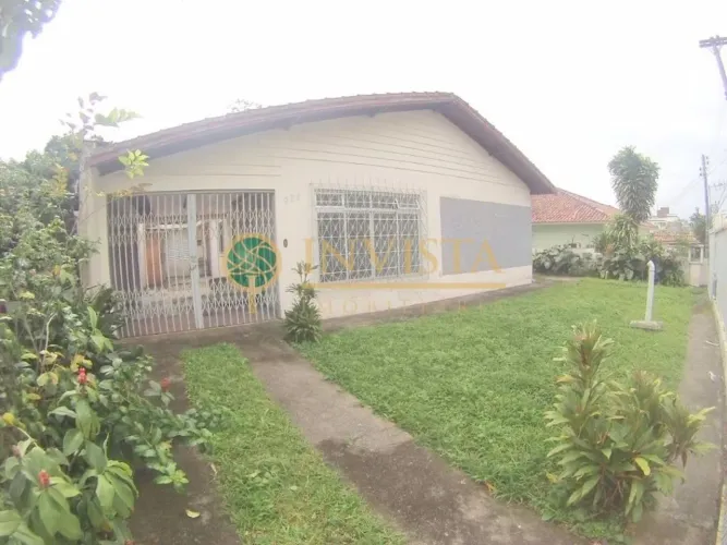 Casa com 4 quartos e 4 vagas de garagem à venda no bairro Estreito, em Florianópolis.