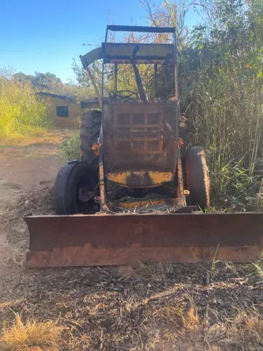 Trator CBT modelo 2105 com lâmina