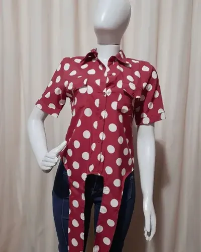 Blusa poá 100% poliéster com amarra, manga com botão, bolso frontal e botões. <br>