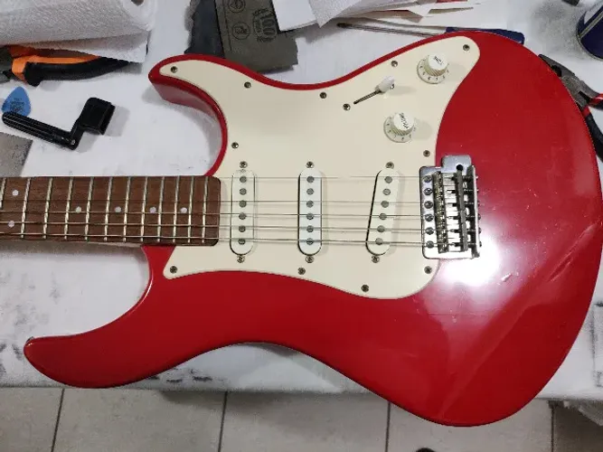 Guitarra Yamaha EG303 vermelha rara. Braço maple, escala rosewood, corpo basswood. Fender
